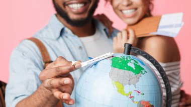 Mutlu çift planlama ve yolculuk için hazırlık