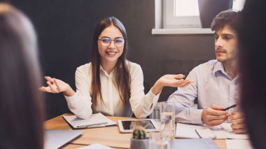 Yeni fikirler için arkadaşları toplantısında açıklayan iş kadını