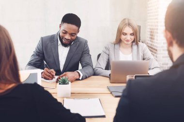 Birlikte ofisinde çalışan çeşitli iş adamları