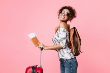 Yurtdışına seyahat. Mutlu turist kadın pasaportu ile
