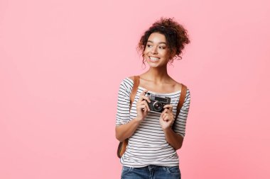 Retro kamera uzak kopya alanı seyir ile mutlu Gezgin