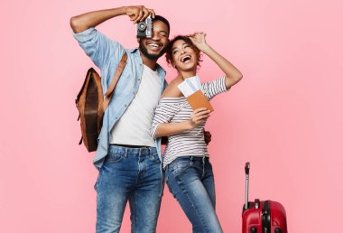 Tatil için hazır. Bavul ve bilet ile mutlu çift