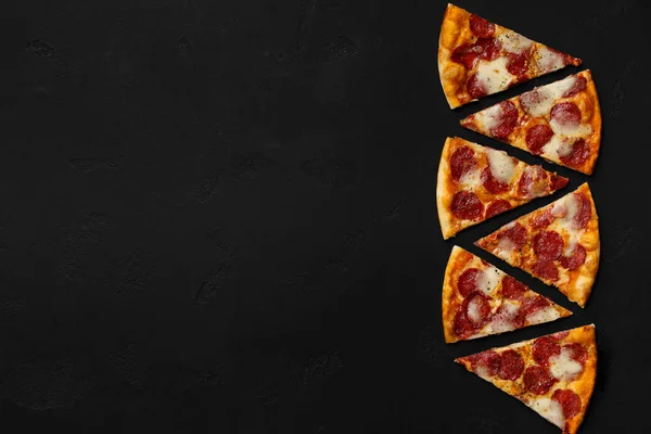 Färsk pizza slices salami och ost — Stockfoto