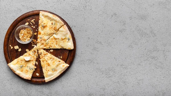Pizza italiana cuatro quesos sobre tabla de madera — Foto de Stock