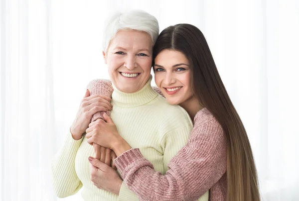 Feliz madre e hija mayores pasando tiempo juntas —  Fotos de Stock