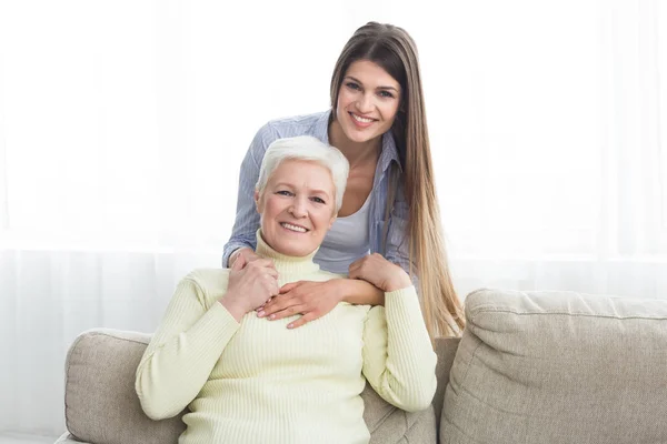 Hou van je, mam. Jonge vrouw knuffelen rijpe moeder — Stockfoto