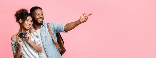 Mira esto. Pareja feliz de turistas — Foto de Stock