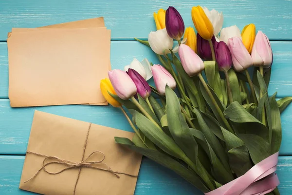 Cartolina con bouquet di fiori di tulipani colorati, spazio per copiare, concetto di festa della mamma — Foto Stock