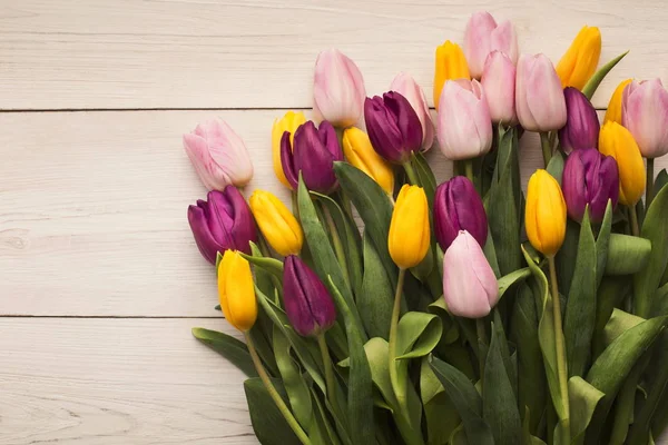 A rusztikus fa háttér színes tulipán — Stock Fotó