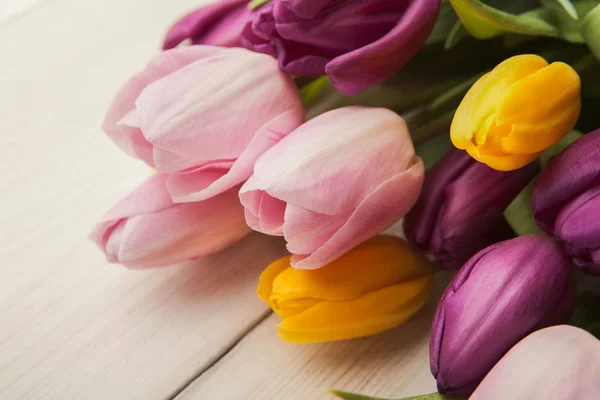 Tulipas coloridas em fundo de madeira rústica — Fotografia de Stock