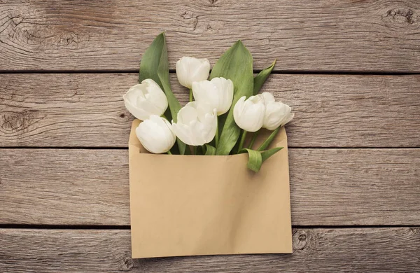Tulipany bukiet w kopercie, koncepcja wakacje wiosna — Zdjęcie stockowe