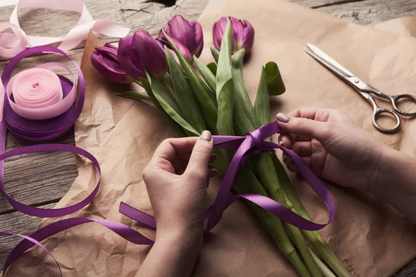 Mani femminili organizzare bouquet tulipani — Foto Stock