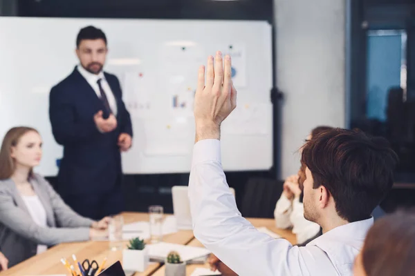 Empresario haciendo pregunta al orador en la presentación — Foto de Stock