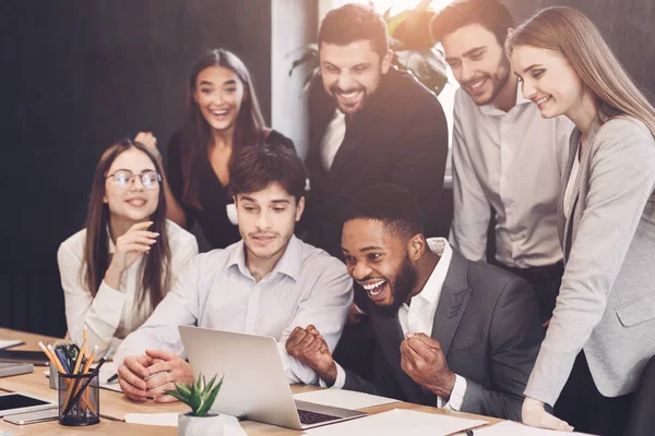 Equipe de negócios feliz comemorar projeto bem sucedido olhando para laptop — Fotografia de Stock