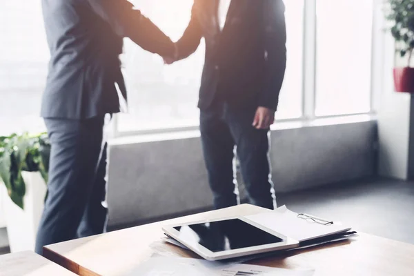 Business partners shaking hands after signing deal — Stock Photo, Image