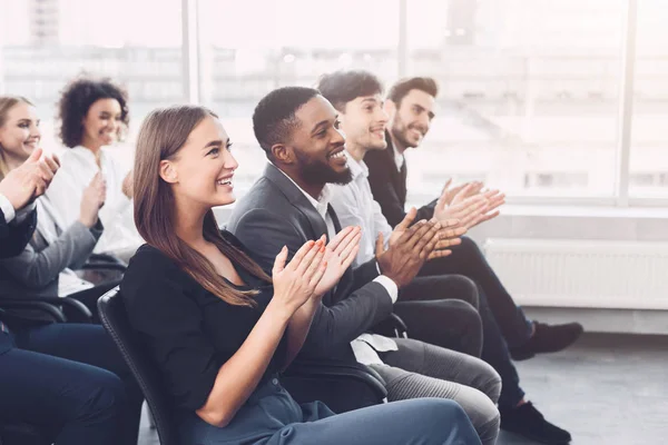 Educación empresarial. Colegas aplaudiendo en el seminario — Foto de Stock