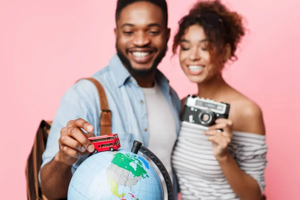 Go on bus tour. Happy couple preparing for journey — Stock Photo, Image