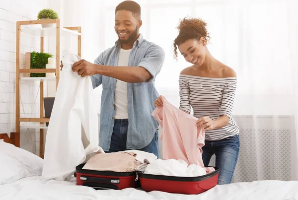 Empaquetando maleta. Pareja feliz preparándose para viajar — Foto de Stock