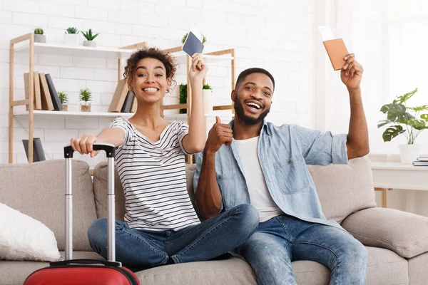 Listo para el viaje. Pareja feliz mostrando pasaportes y billetes — Foto de Stock