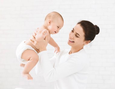 Onun bebek için egzersizleri güçlendirilmesi yapıyor anne