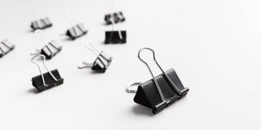 Beyaz arka plan üzerinde daha küçük olanlar önde gelen büyük cilt klip