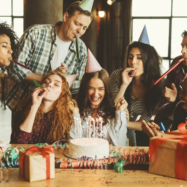 Conceito de festa de aniversário amigos — Fotografia de Stock