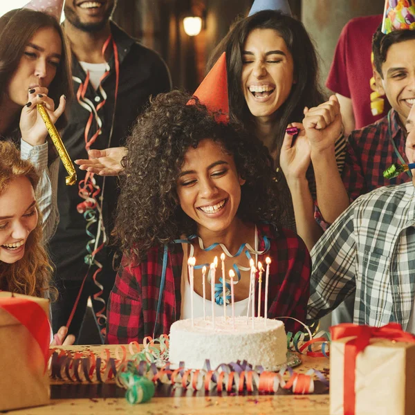 Amigos se divertindo na festa de aniversário — Fotografia de Stock