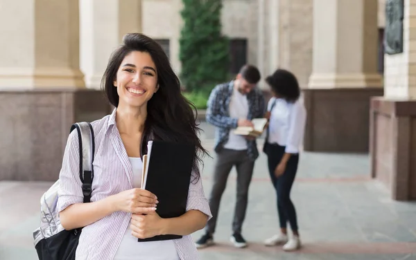 Menina estudante bonita feliz ao ar livre — Fotografia de Stock