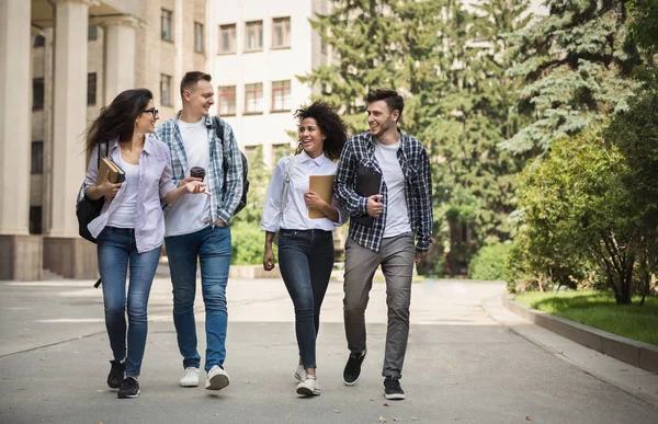 Groupe multiethnique d'étudiants près du collage — Photo