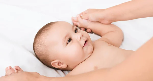 Madre haciendo ejercicios de fortalecimiento para su adorable bebé —  Fotos de Stock