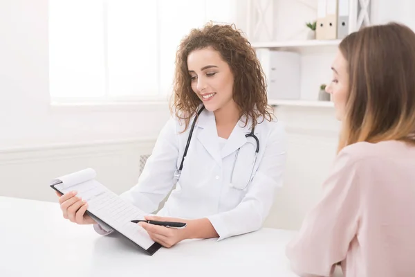 Жінка-лікар дає консультацію пацієнту в клініці — стокове фото