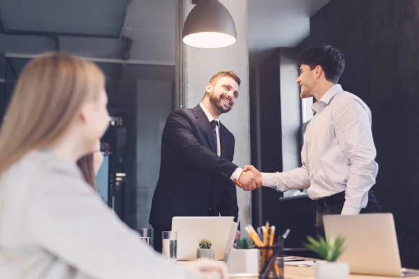 Business people shaking hands, finishing up meeting — Stock Photo, Image