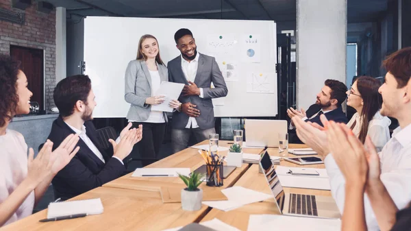 Jefe dando la bienvenida a un nuevo empleado y representando a sus colegas — Foto de Stock