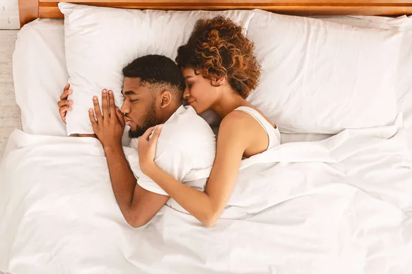Alszik az ágyban, és átölelte a szerető pár — Stock Fotó