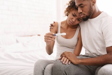 Siyah bir hamilelik testi negatif sonuç çiftle