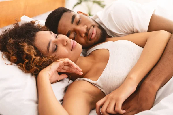 Verliefde paar slapen in bed en knuffelen — Stockfoto