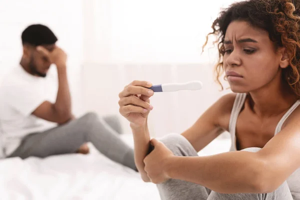 Nachdenkliches Mädchen unterzieht sich Schwangerschaftstest bei Freund — Stockfoto