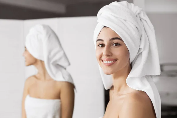 Beautiful girl after shower — Stock Photo, Image