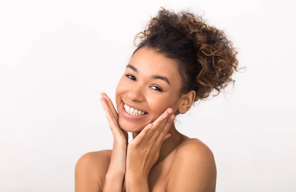 Mujer afroamericana sin maquillaje sobre fondo claro — Foto de Stock