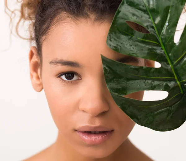 Mulher afro-americana com folha tropical verde, colheita — Fotografia de Stock