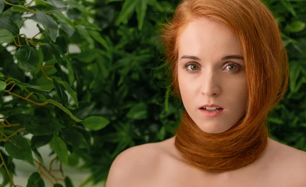 Jonge vrouw met rood haar rond de hals als sjaal — Stockfoto