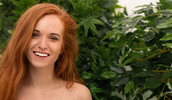 Mujer joven con sonrisa perfecta con fondo de naturaleza verde — Foto de Stock