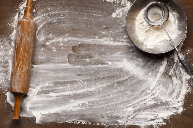 Un ve oklavalı fırın masası, üst manzara