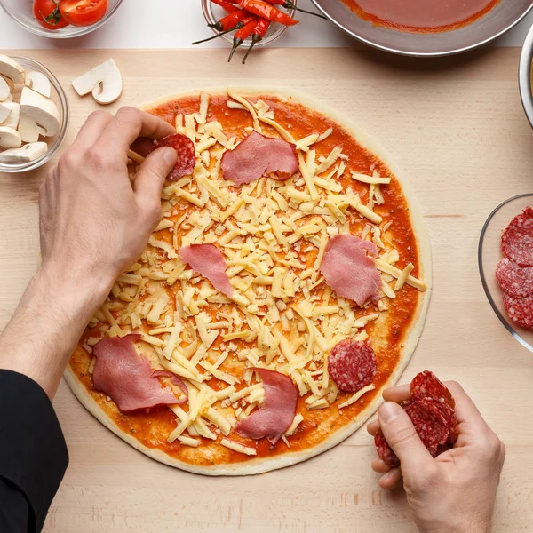 Chef bereitet traditionelle italienische Pizza mit Salami zu — Stockfoto