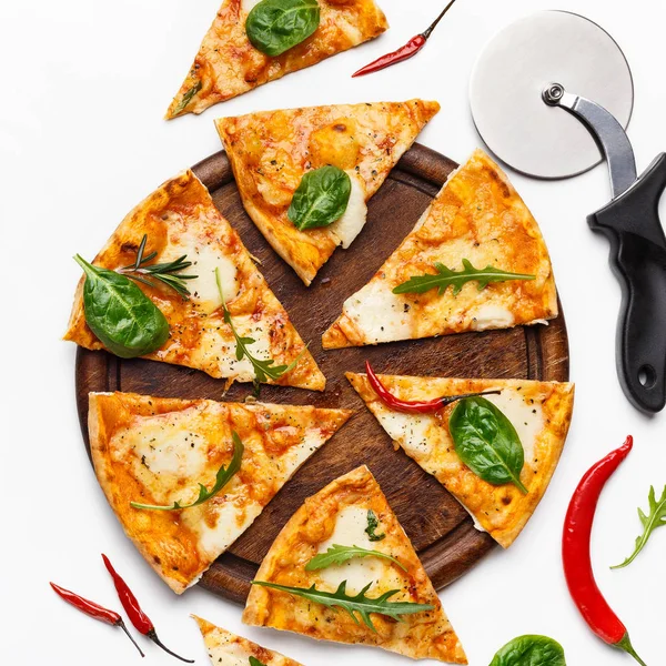Leckere frische Pizza auf Holzbrett serviert — Stockfoto