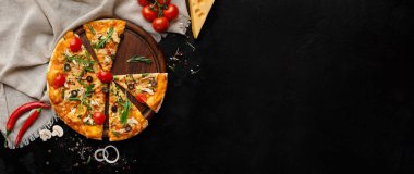 Sebze ve otlar kesme tahtası üzerinde lezzetli pizza