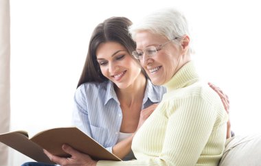 Kıdemli anne ve Katalog, seyir kızı yeni ev arama