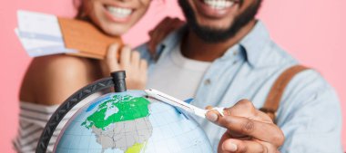 Yolculuk için hazırlık turistler, rota planlama ve seçme