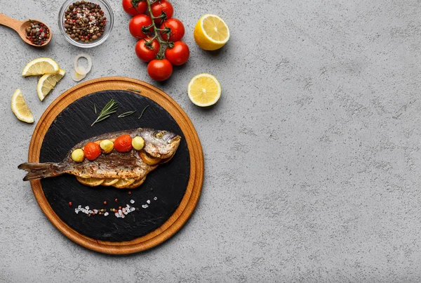 Fiskrätt matlagning med olika ingredienser på tallriken — Stockfoto