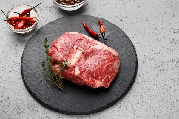 Viande crue sur carton noir prête pour la cuisson — Photo